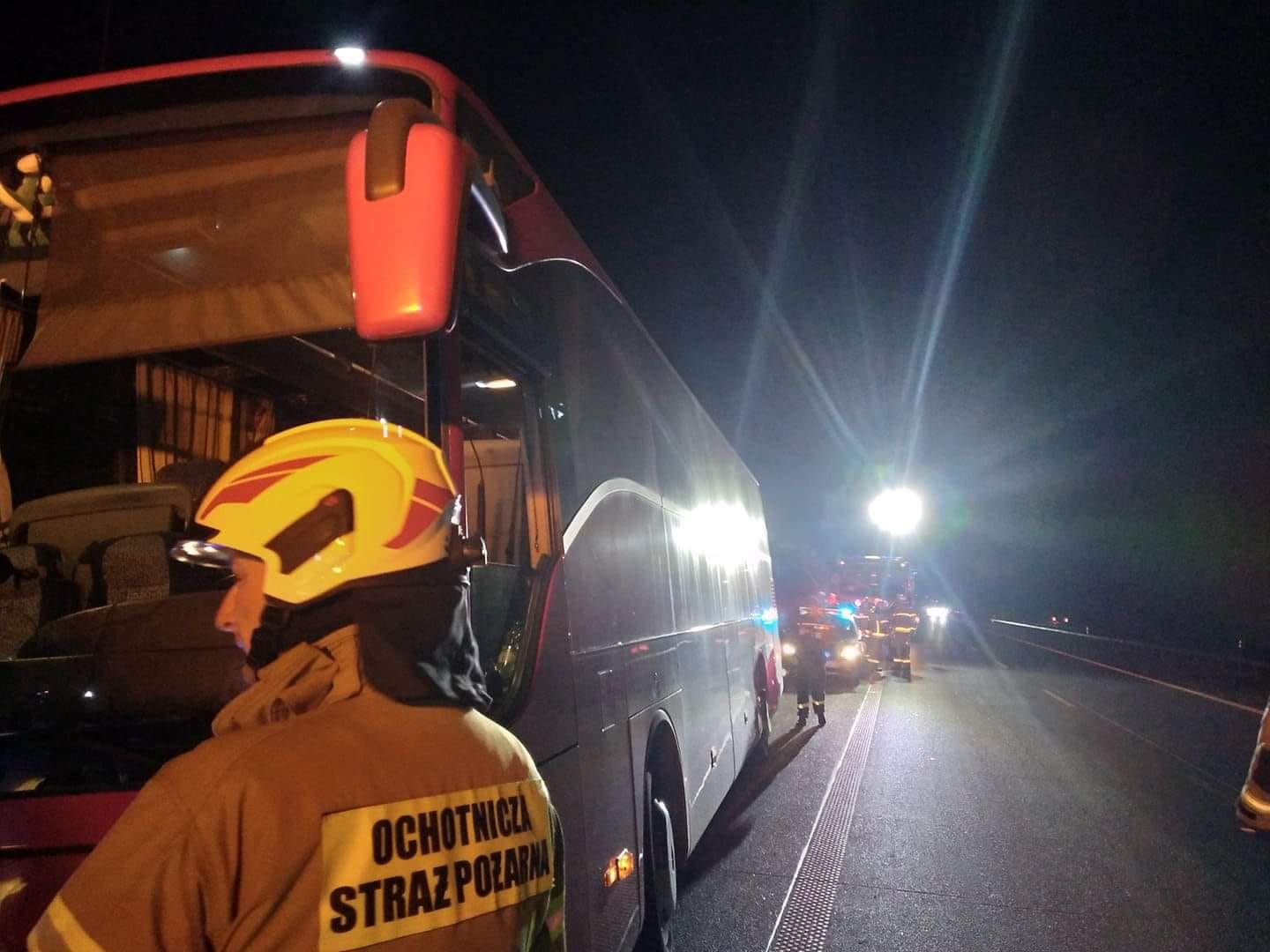 Autobus straży pożarnej z uchodźcami zjechał na miękkie pobocze. Nocna akcja służb na S17 (zdjęcia)