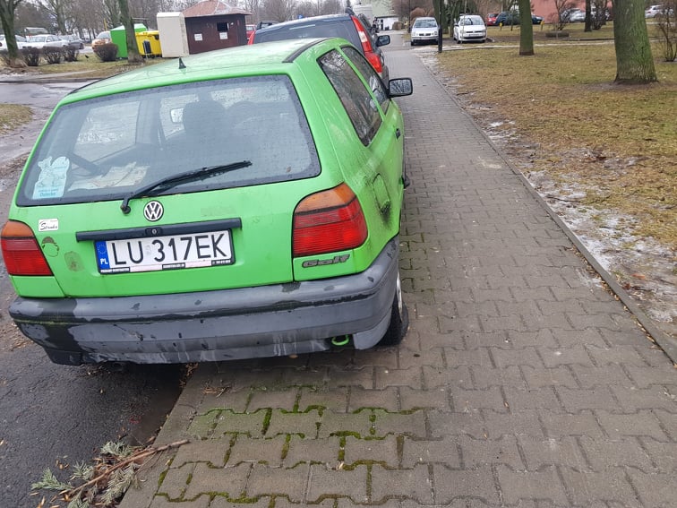 Straż Miejska robi wszystko, żeby je usunąć. Wraki jednak nadal straszą na ulicach miasta (zdjęcia)