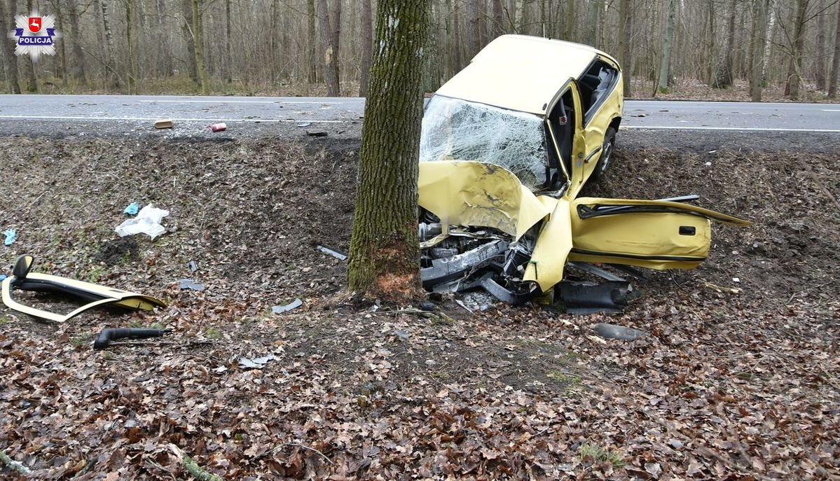 Suzuki roztrzaskało się na drzewie. Pasażerka zginęła na miejscu (zdjęcia)