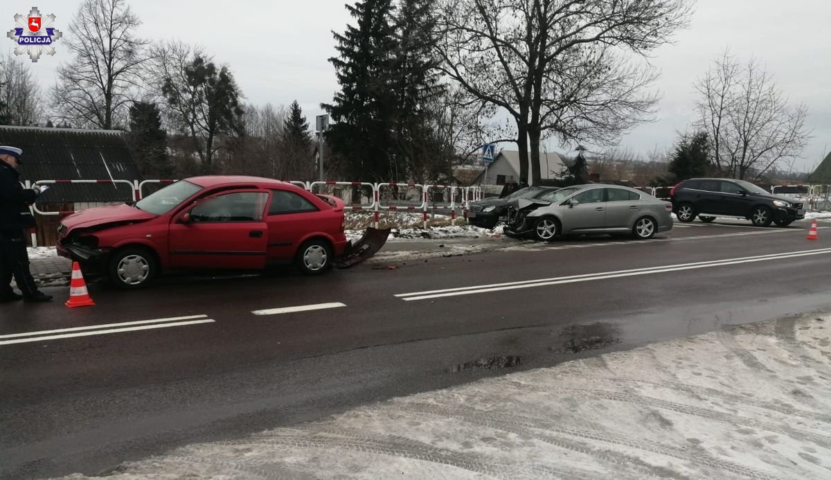 Skręcał w lewo, doszło do zderzenia trzech pojazdów (zdjęcia)