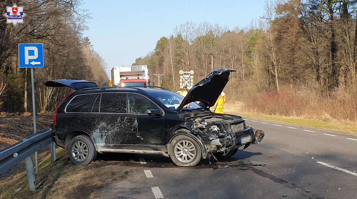 Skręcał na parking, doszło do zderzenia. Groźny wypadek w trakcie wyprzedzania (zdjęcia)