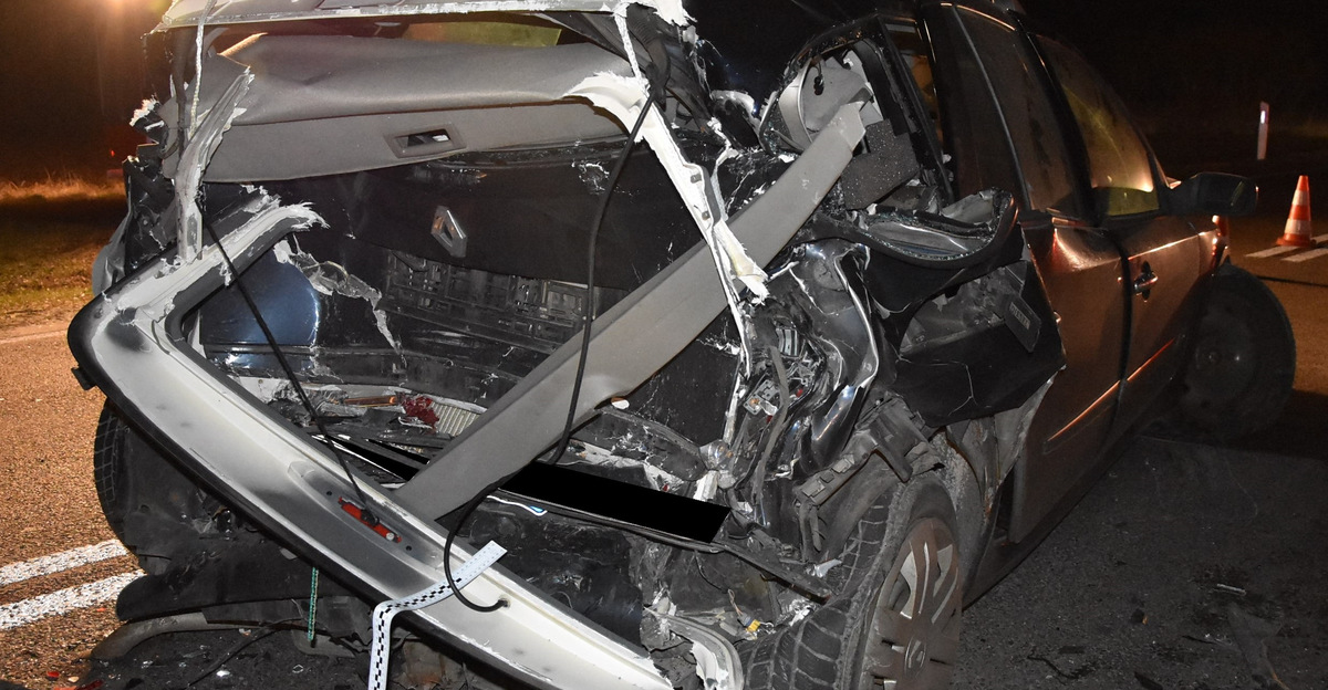 Pijany kierujący nissanem doprowadził do zderzenia czterech pojazdów. Dwie osoby w szpitalu, w tym dziecko (zdjęcia)