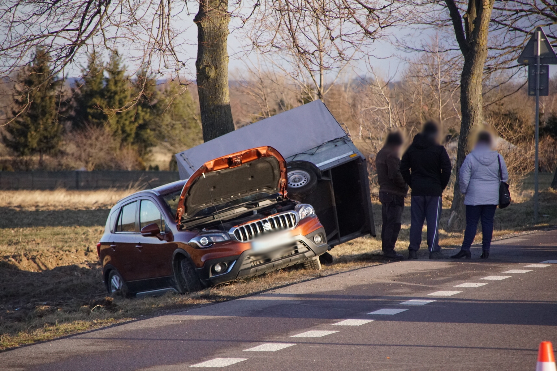 Po wypadku zablokowana droga krajowa nr 19. Trzy auta rozbite, jedna osoba w szpitalu (zdjęcia)