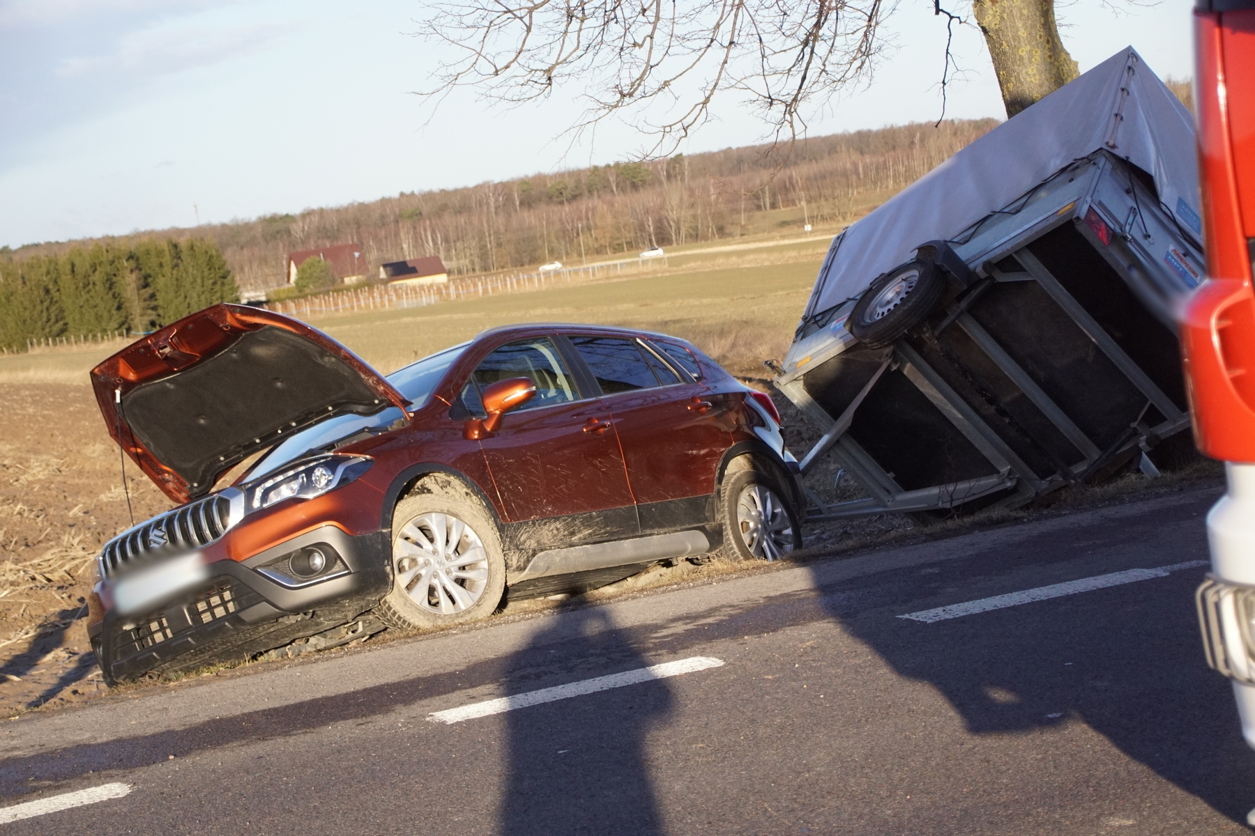 Po wypadku zablokowana droga krajowa nr 19. Trzy auta rozbite, jedna osoba w szpitalu (zdjęcia)