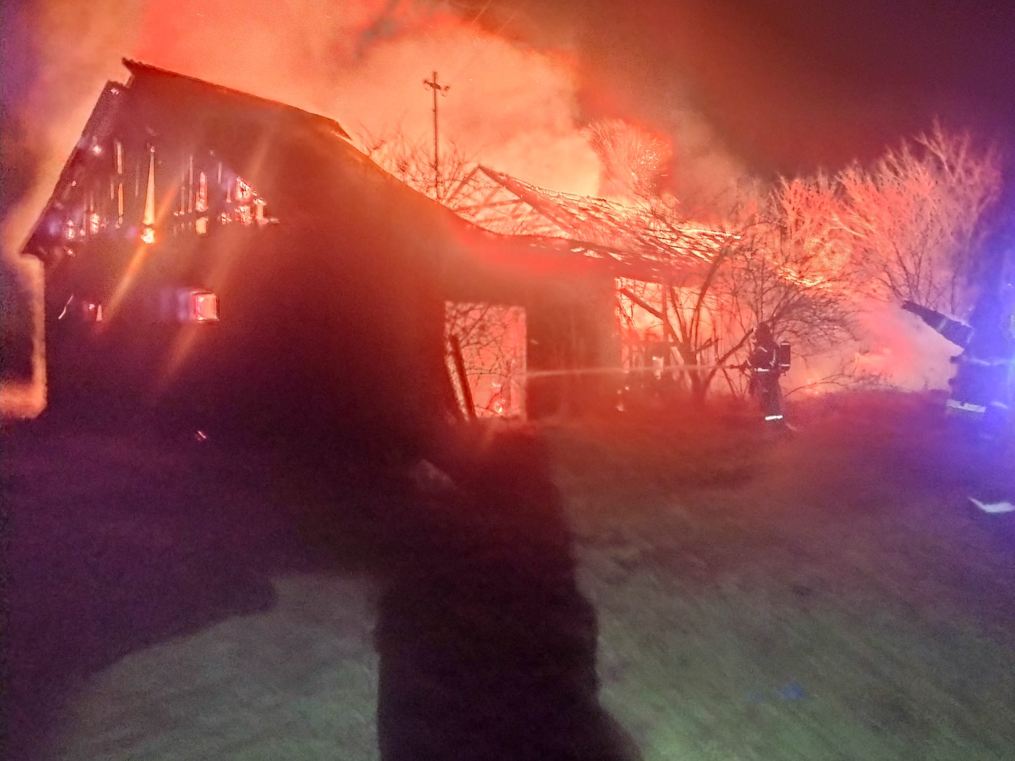 Strażacy walczyli z pożarem stodoły. W akcji gaśniczej osiem zastępów straży pożarnej (zdjęcia)