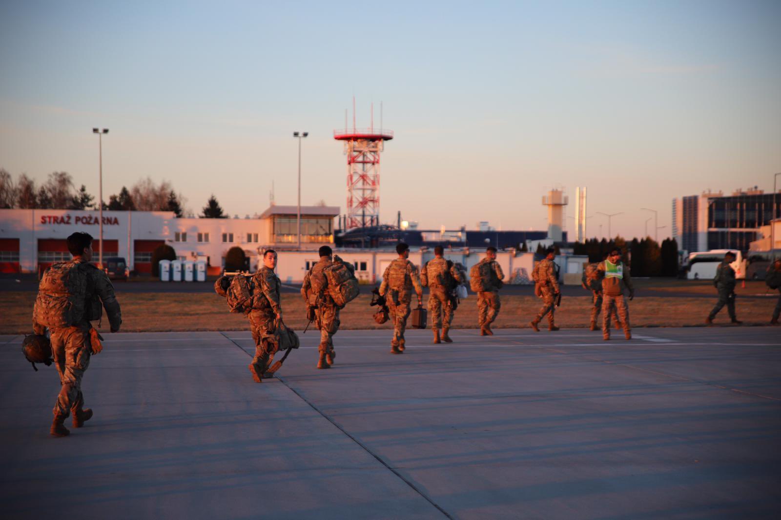 Kolejni żołnierze wojsk USA przylecieli do Polski (zdjęcia)