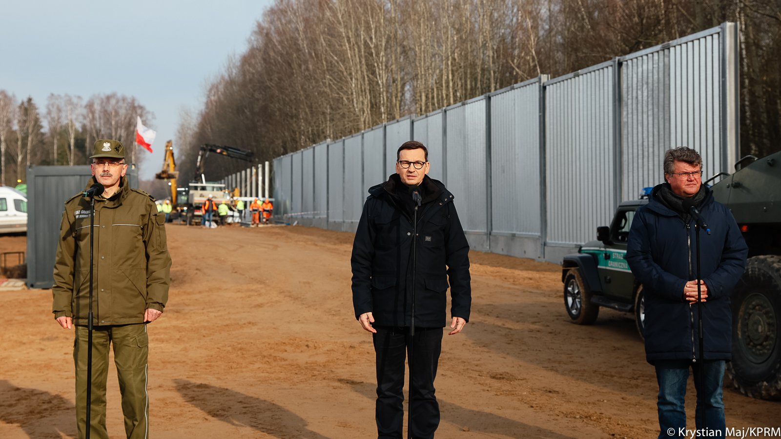 Premier wizytuje budowę zapory na granicy. „Stawiamy skuteczną zaporę, która będzie chronić wraz z całym systemem” (zdjęcia)