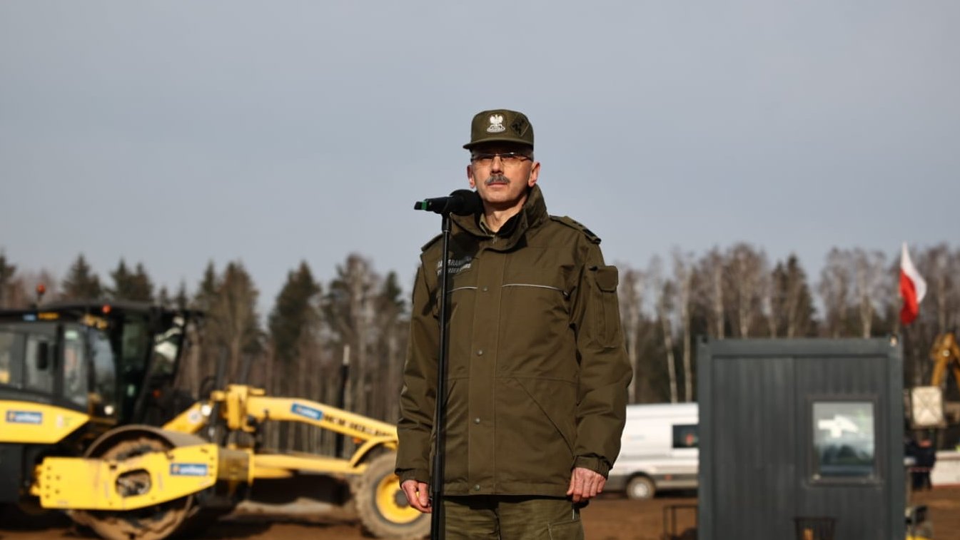 Premier wizytuje budowę zapory na granicy. „Stawiamy skuteczną zaporę, która będzie chronić wraz z całym systemem” (zdjęcia)