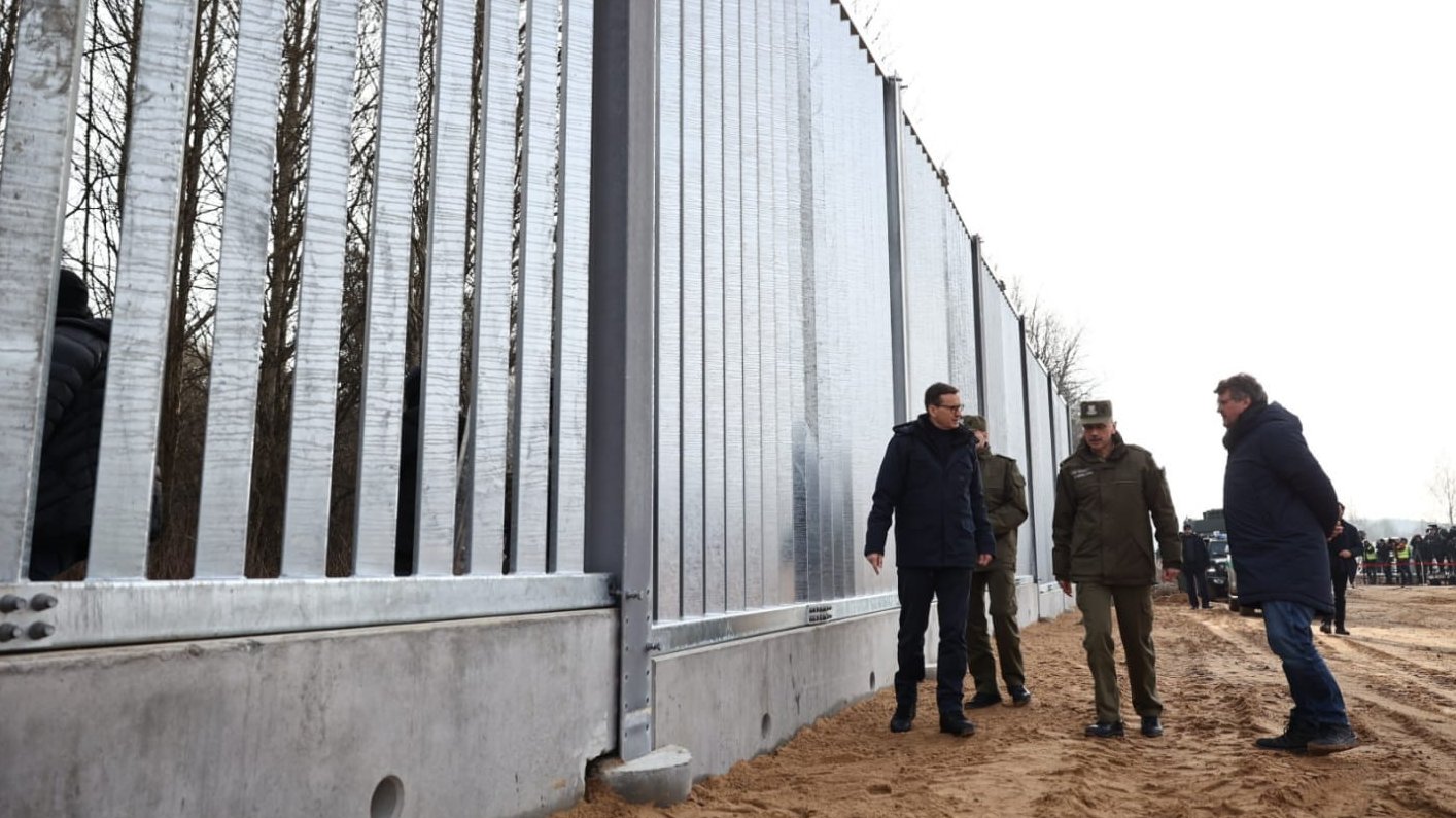 Premier wizytuje budowę zapory na granicy. „Stawiamy skuteczną zaporę, która będzie chronić wraz z całym systemem” (zdjęcia)