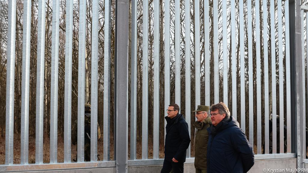 Premier wizytuje budowę zapory na granicy. „Stawiamy skuteczną zaporę, która będzie chronić wraz z całym systemem” (zdjęcia)
