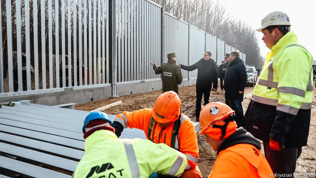 Premier wizytuje budowę zapory na granicy. „Stawiamy skuteczną zaporę, która będzie chronić wraz z całym systemem” (zdjęcia)
