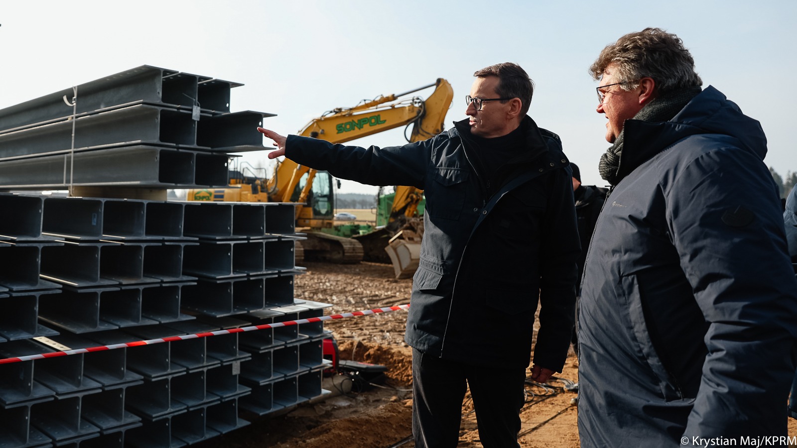Premier wizytuje budowę zapory na granicy. „Stawiamy skuteczną zaporę, która będzie chronić wraz z całym systemem” (zdjęcia)