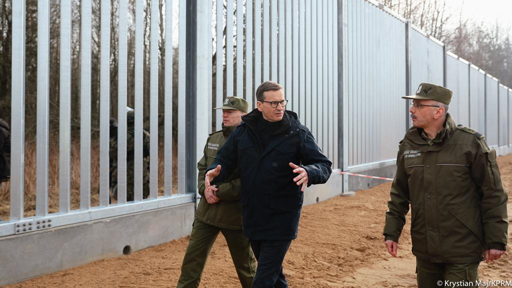 Premier wizytuje budowę zapory na granicy. „Stawiamy skuteczną zaporę, która będzie chronić wraz z całym systemem” (zdjęcia)
