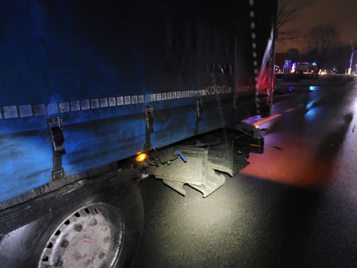 Zderzenie ciężarówki z osobówką na obwodnicy Lubartowa. Na miejscu pracują służby ratunkowe (zdjęcia)