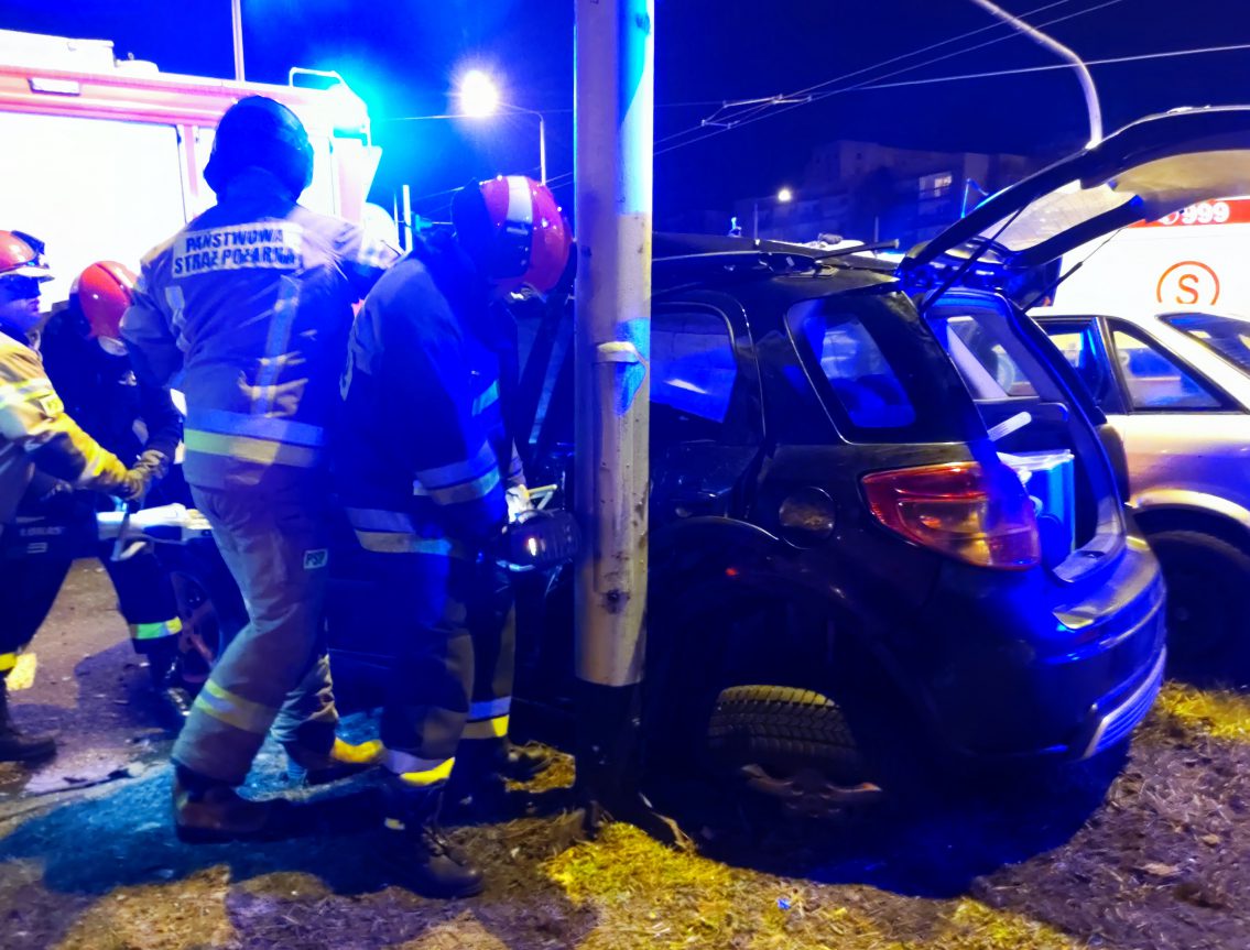 Nocne zderzenie audi z suzuki. Strażacy musieli ciąć auto, aby dostać się do kierowcy (zdjęcia)