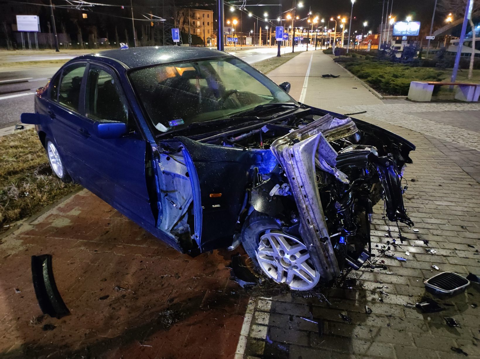 BMW uderzyło w słup. Obywatel Etiopii trafił do szpitala (zdjęcia)