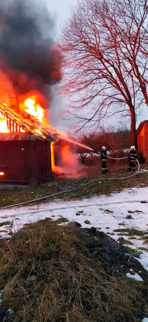 Strażacy walczyli niemal cztery godziny z pożarem budynku mieszkalnego (zdjęcia)