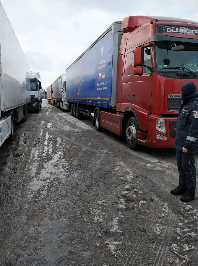 W Dorohusku odprawiono konwój 29 ciężarówek z pomocą humanitarną dla Ukrainy (zdjęcia)