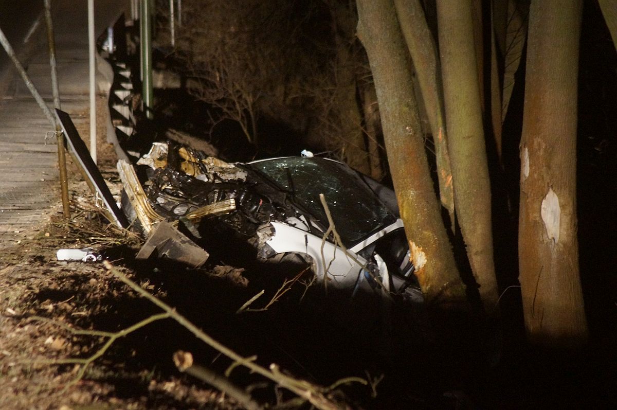 Młody kierowca, BMW pożyczone od mamy i łuk jezdni. Z pojazdu niewiele zostało (zdjęcia)