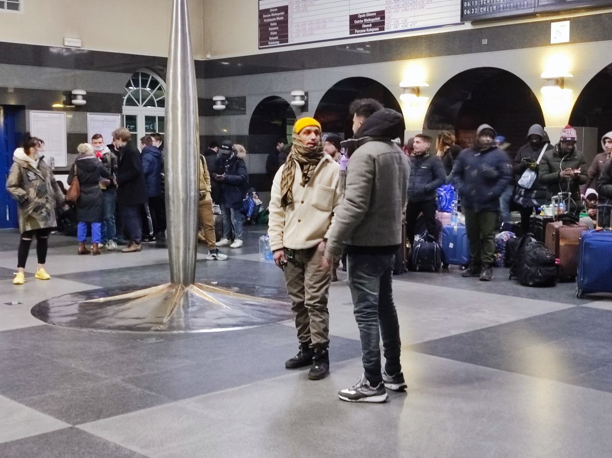 „Nieukraińscy” uchodźcy mają gwałcić i napadać, mieszkańcy organizują obywatelskie patrole. Policja zapewnia, że to kłamstwa mające wzbudzić niepokój społeczny