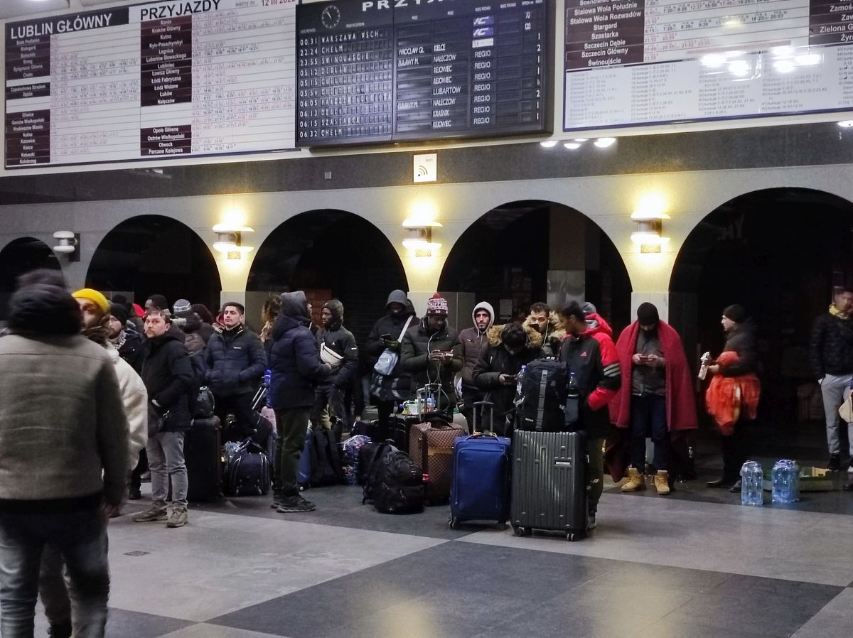 „Nieukraińscy” uchodźcy mają gwałcić i napadać, mieszkańcy organizują obywatelskie patrole. Policja zapewnia, że to kłamstwa mające wzbudzić niepokój społeczny