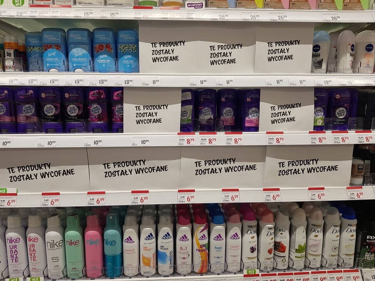 Powiedzieli stop dla produktów pochodzenia rosyjskiego. Na sklepowych półkach pozostały po nich tylko etykiety (zdjęcia)