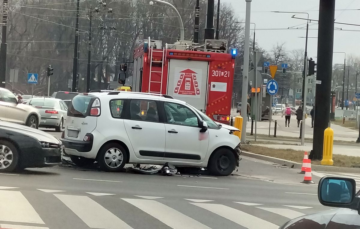 Na tym rondzie co chwila dochodzi do niebezpiecznych sytuacji. Dzisiaj citroen zderzył się z fordem (zdjęcia)