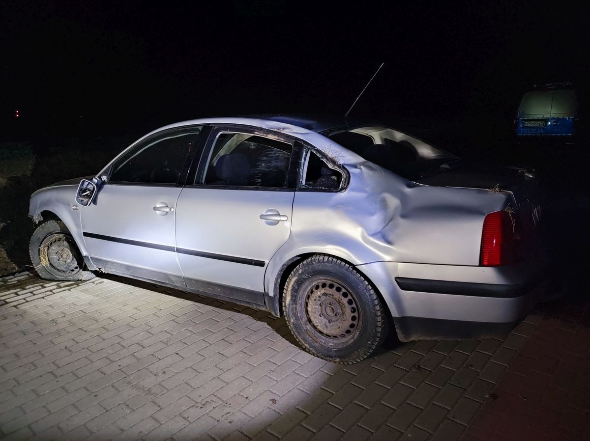 Na łuku jezdni pojechał prosto. Rozbitym autem usiłował uciec, jednak nie dał rady daleko odjechać (zdjęcia)