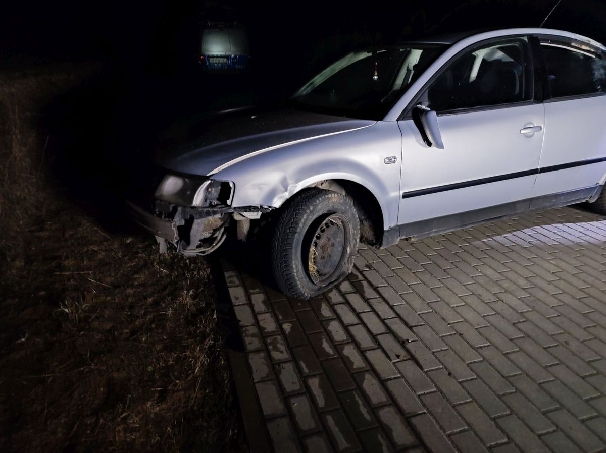 Na łuku jezdni pojechał prosto. Rozbitym autem usiłował uciec, jednak nie dał rady daleko odjechać (zdjęcia)