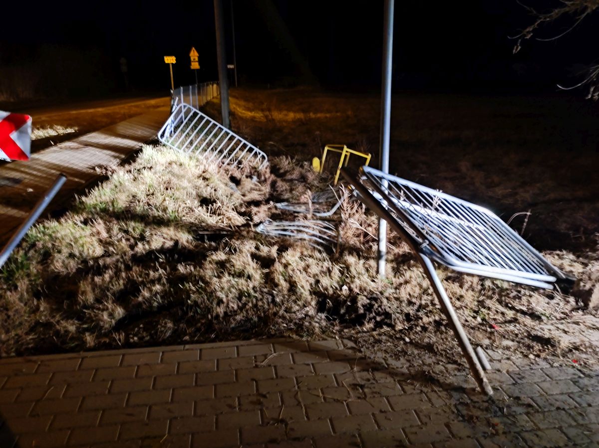 Na łuku jezdni pojechał prosto. Rozbitym autem usiłował uciec, jednak nie dał rady daleko odjechać (zdjęcia)