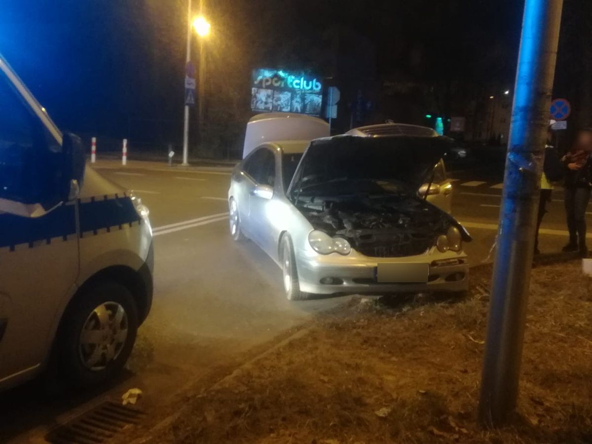 Skręcała w lewo, zajechała drogę mercedesowi. Jedna osoba trafiła do szpitala (zdjęcia)