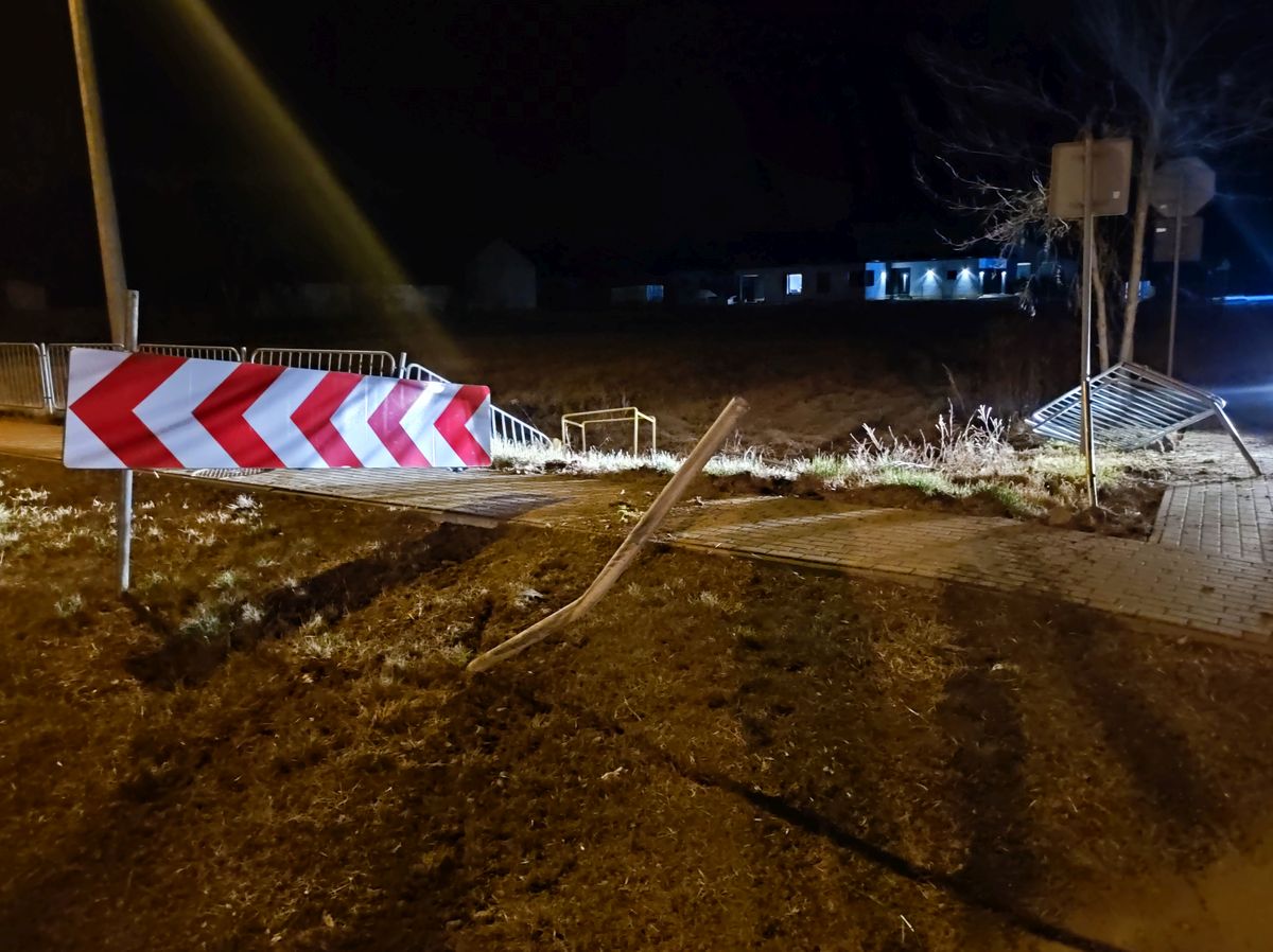 Na łuku jezdni pojechał prosto. Rozbitym autem usiłował uciec, jednak nie dał rady daleko odjechać (zdjęcia)