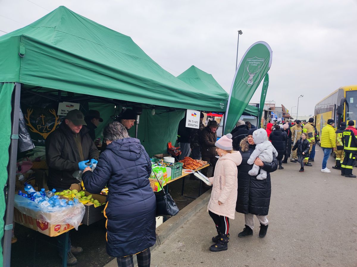 Myśliwi ruszyli na pomoc uchodźcom. Rozstawili grill, przez weekend wydali ponad tonę kiełbasy (zdjęcia)