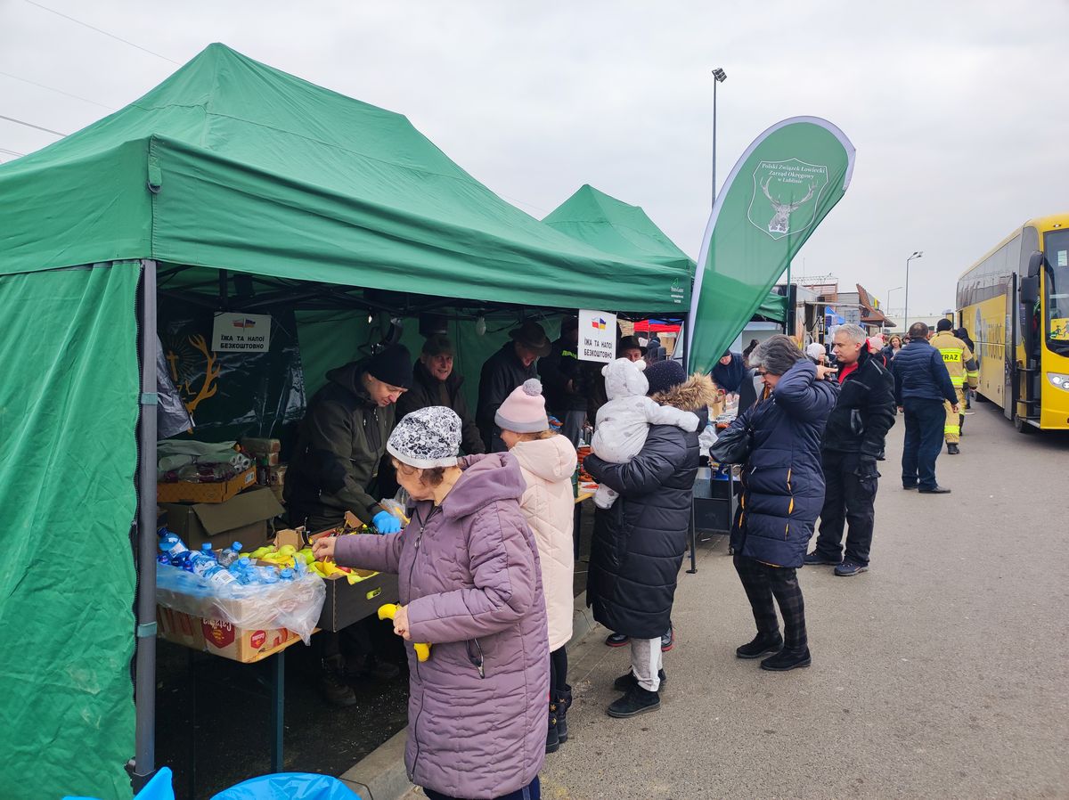 Myśliwi ruszyli na pomoc uchodźcom. Rozstawili grill, przez weekend wydali ponad tonę kiełbasy (zdjęcia)