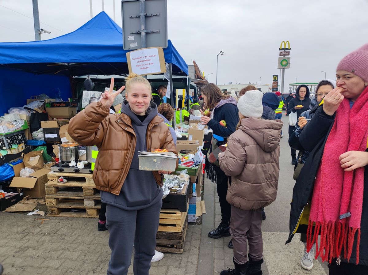 Myśliwi ruszyli na pomoc uchodźcom. Rozstawili grill, przez weekend wydali ponad tonę kiełbasy (zdjęcia)