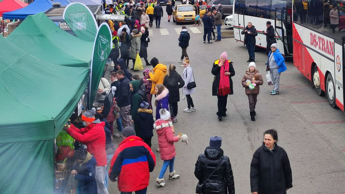 Myśliwi ruszyli na pomoc uchodźcom. Rozstawili grill, przez weekend wydali ponad tonę kiełbasy (zdjęcia)