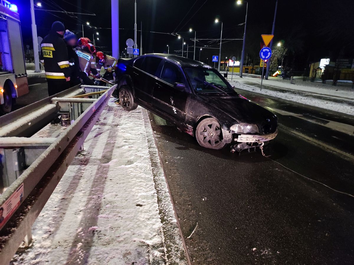 Zjeżdżając z ronda stracił panowanie nad pojazdem. BMW utknęło na barierze (zdjęcia)