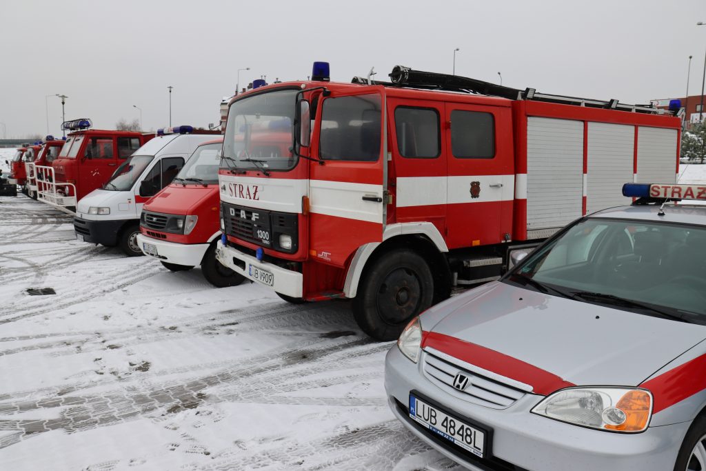 Mają ponad 30 lat, jednak jest to ich atutem. Strażacy z Lubelszczyzny przekazali 14 pojazdów dla kolegów z Ukrainy (zdjęcia)