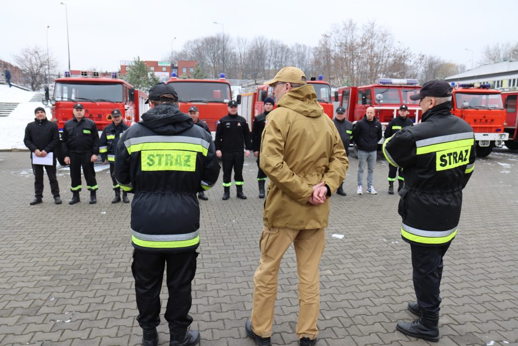 Mają ponad 30 lat, jednak jest to ich atutem. Strażacy z Lubelszczyzny przekazali 14 pojazdów dla kolegów z Ukrainy (zdjęcia)