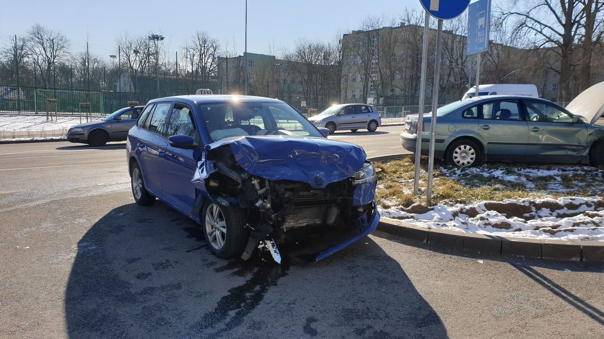 Skręcał w lewo, zajechał drogę jadącemu z naprzeciwka kierowcy.  Volkswagen zderzył się ze skodą (zdjęcia)