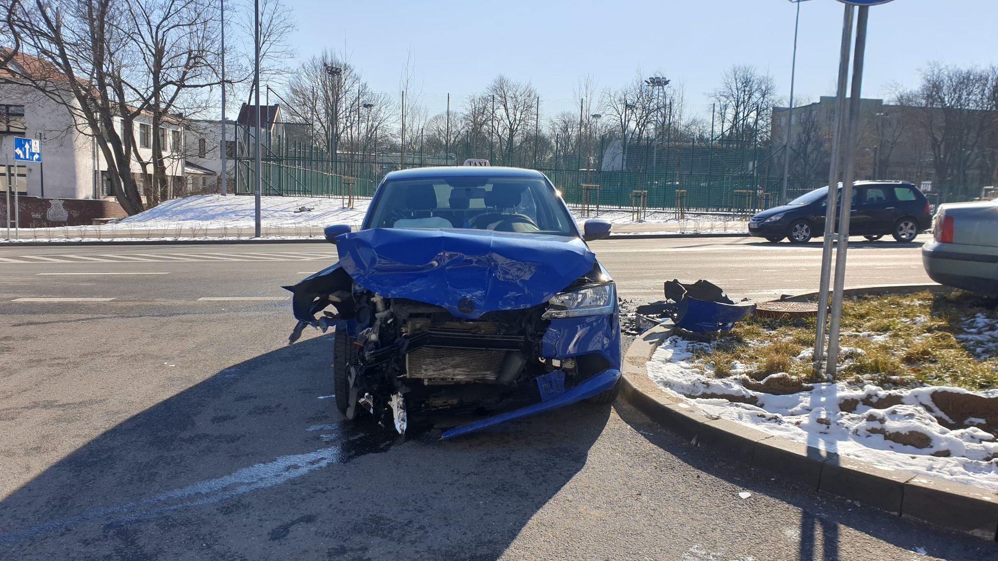 Skręcał w lewo, zajechał drogę jadącemu z naprzeciwka kierowcy.  Volkswagen zderzył się ze skodą (zdjęcia)