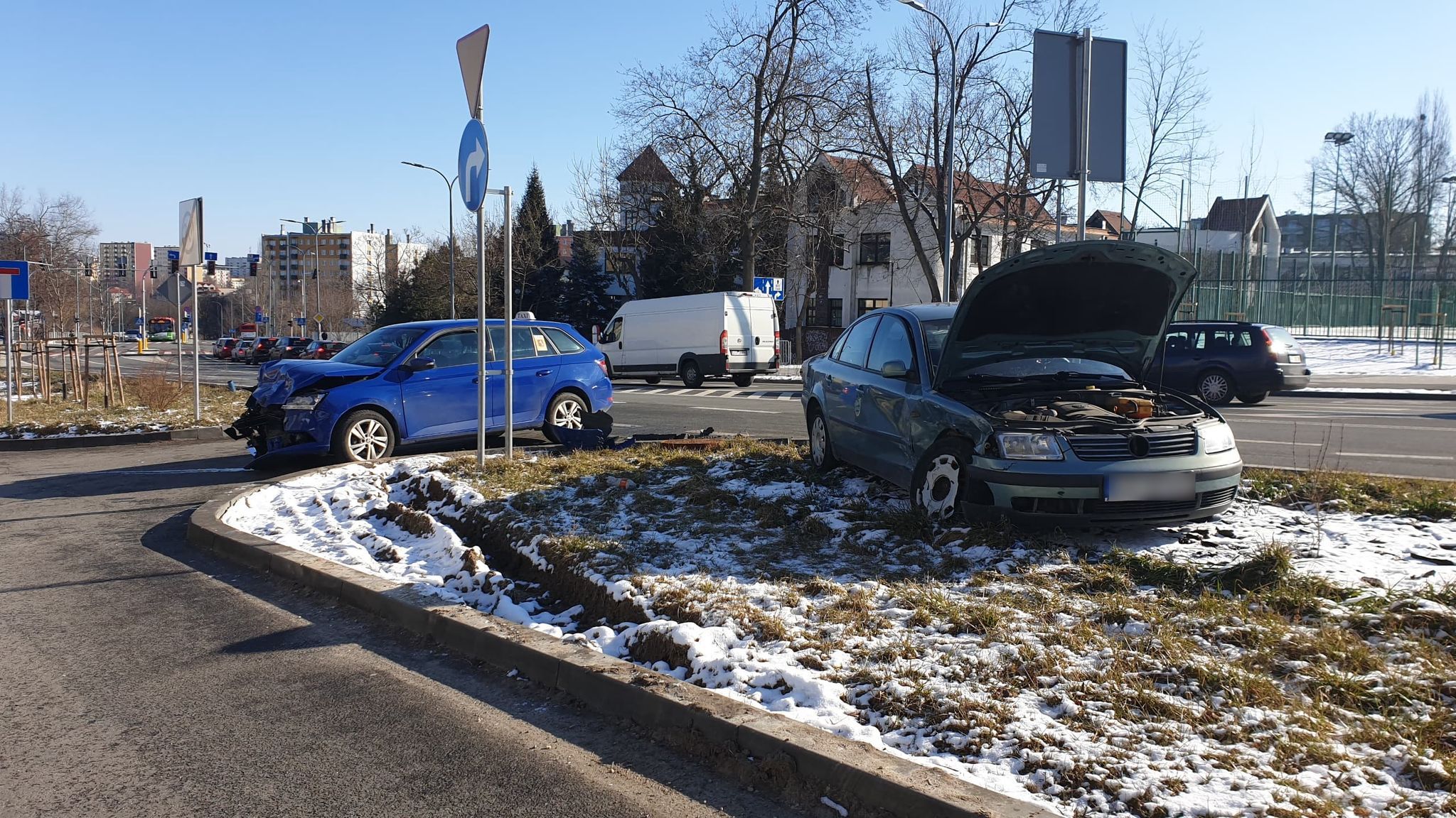 Skręcał w lewo, zajechał drogę jadącemu z naprzeciwka kierowcy.  Volkswagen zderzył się ze skodą (zdjęcia)