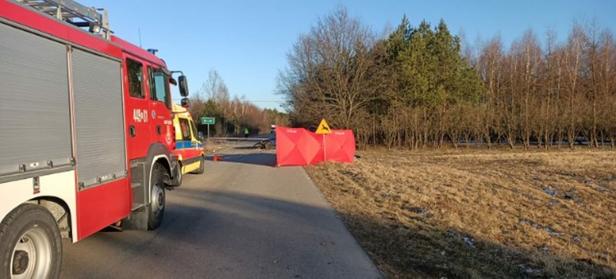 Opel uderzył w drzewo, dwie osoby wypadły z pojazdu. Jedna zginęła, trwa walka o życie drugiej (zdjęcia)