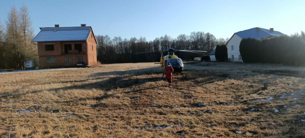 Opel uderzył w drzewo, dwie osoby wypadły z pojazdu. Jedna zginęła, trwa walka o życie drugiej (zdjęcia)