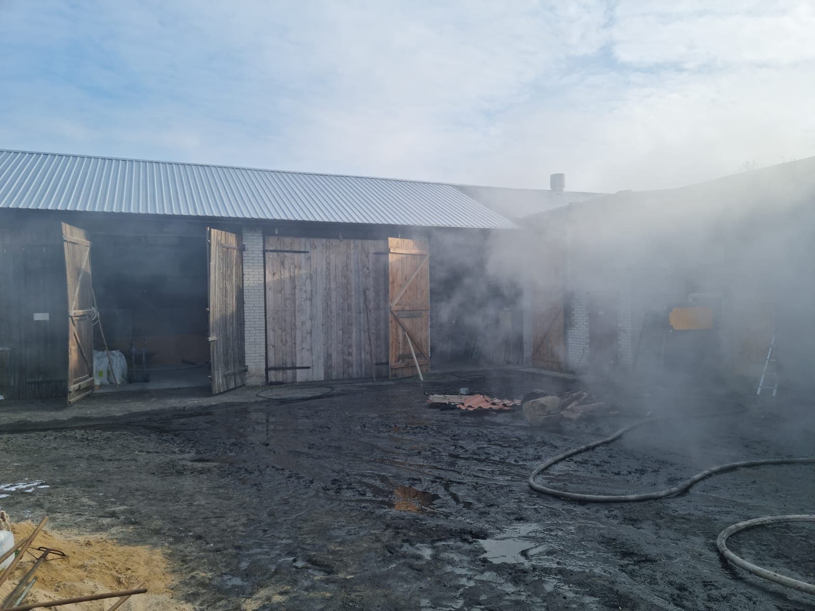 Garaż stanął w płomieniach, zagrożone były budynki gospodarcze. Udało się je uratować (zdjęcia)