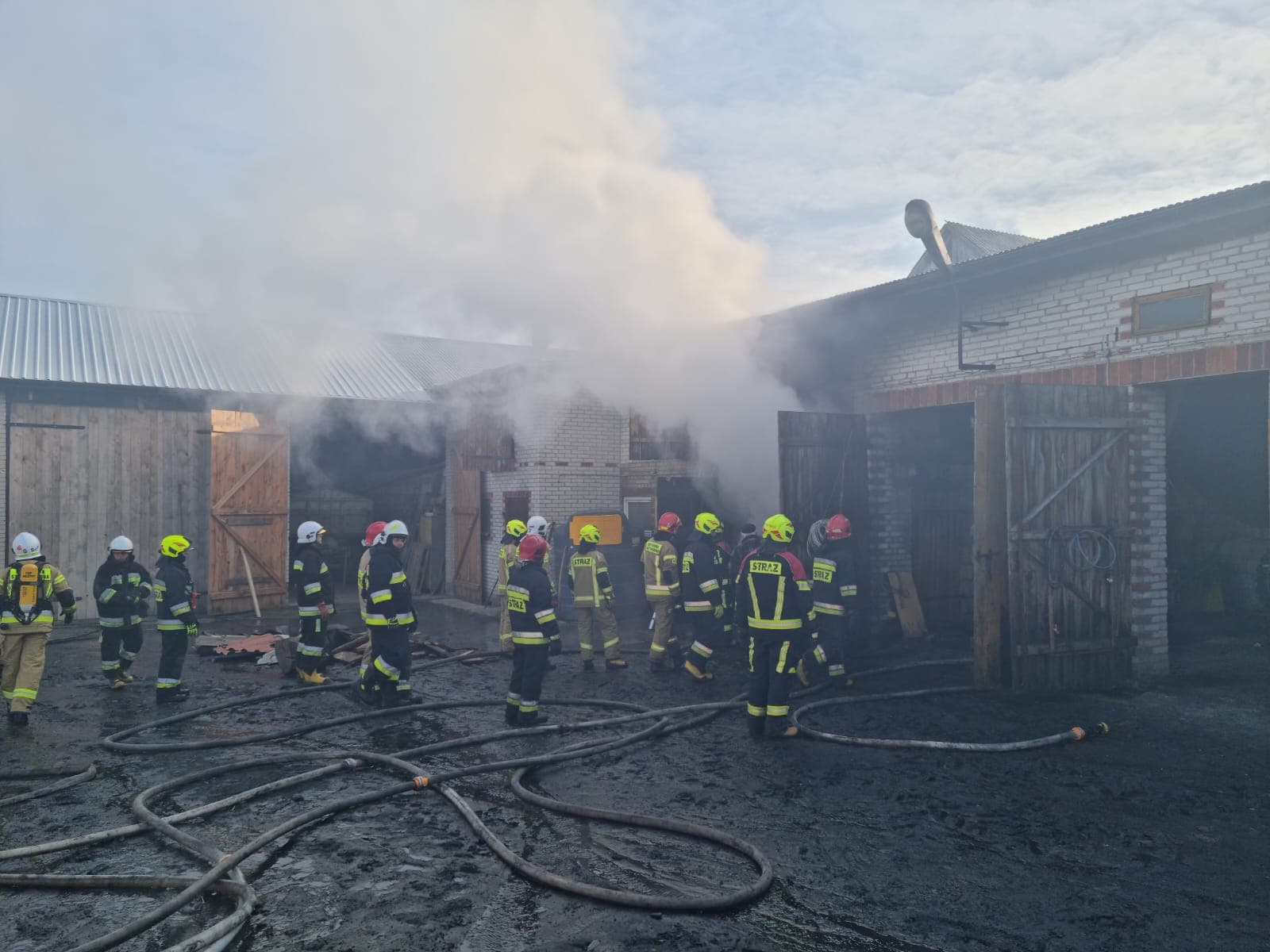 Garaż stanął w płomieniach, zagrożone były budynki gospodarcze. Udało się je uratować (zdjęcia)