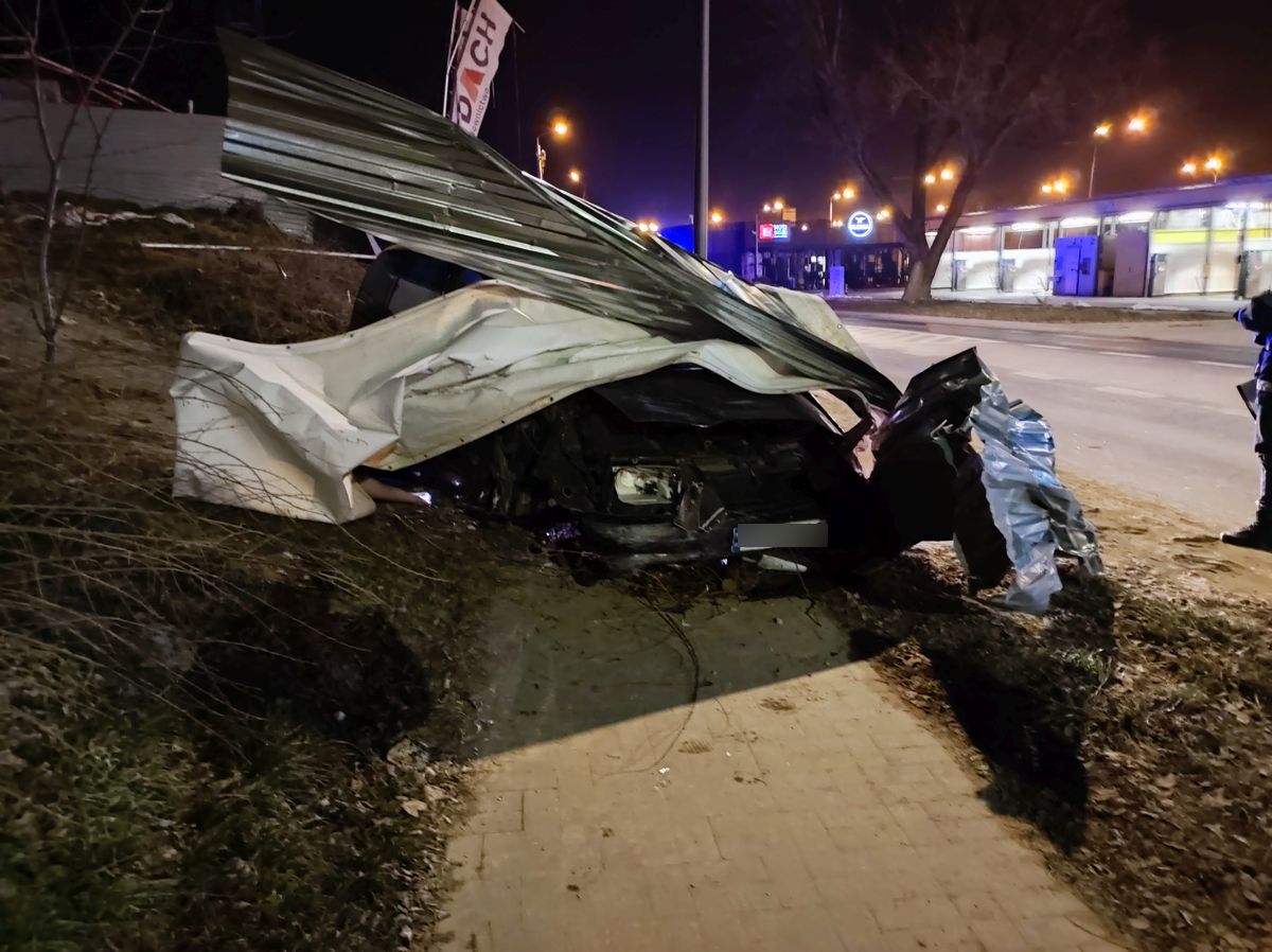 Ford staranował ogrodzenie. Kierowca porzucił pojazd i uciekł pieszo (zdjęcia)