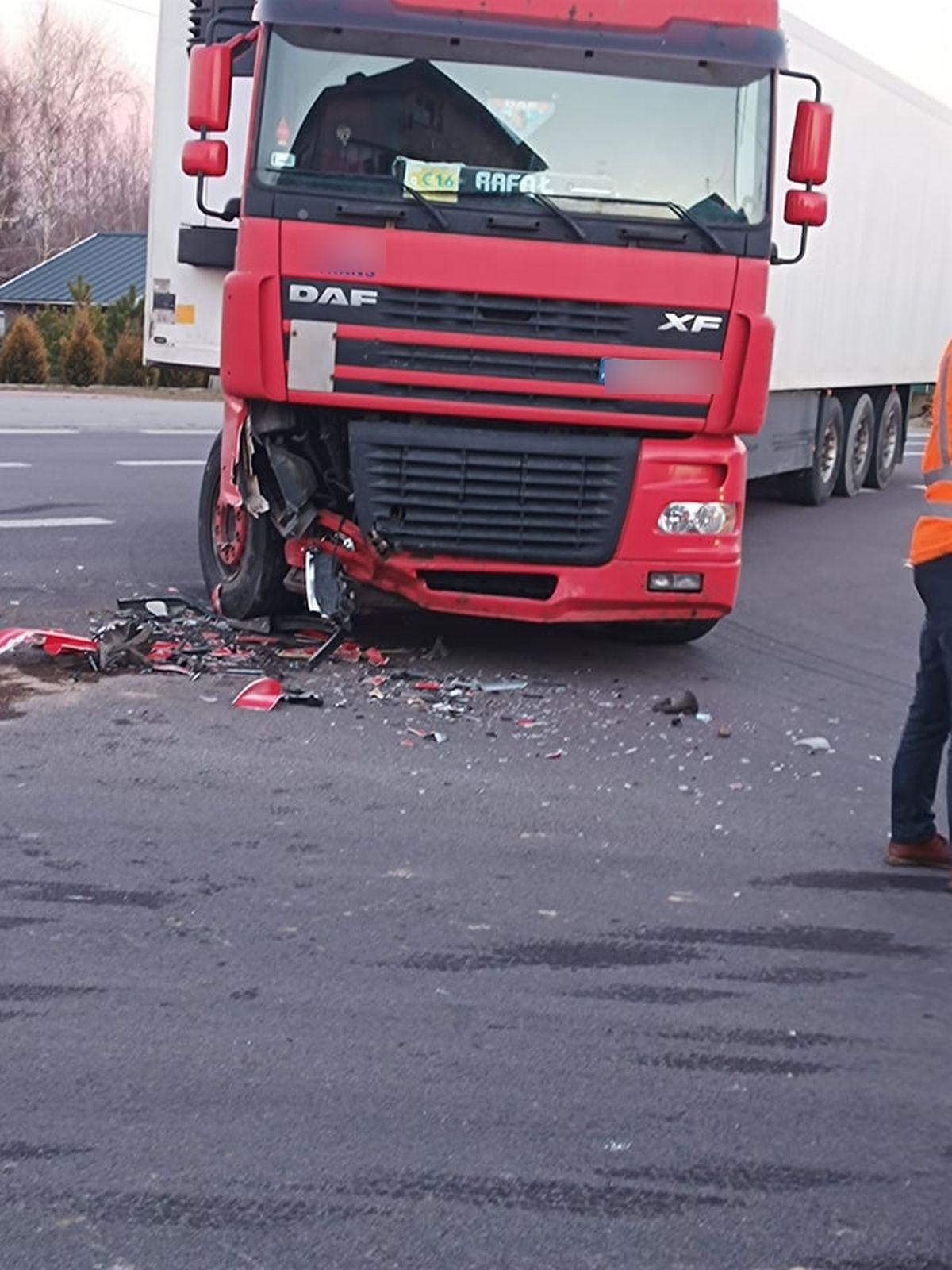 Ciężarówką zajechał drogę kierowcy renaulta. Trzy osoby są poszkodowane (zdjęcia)