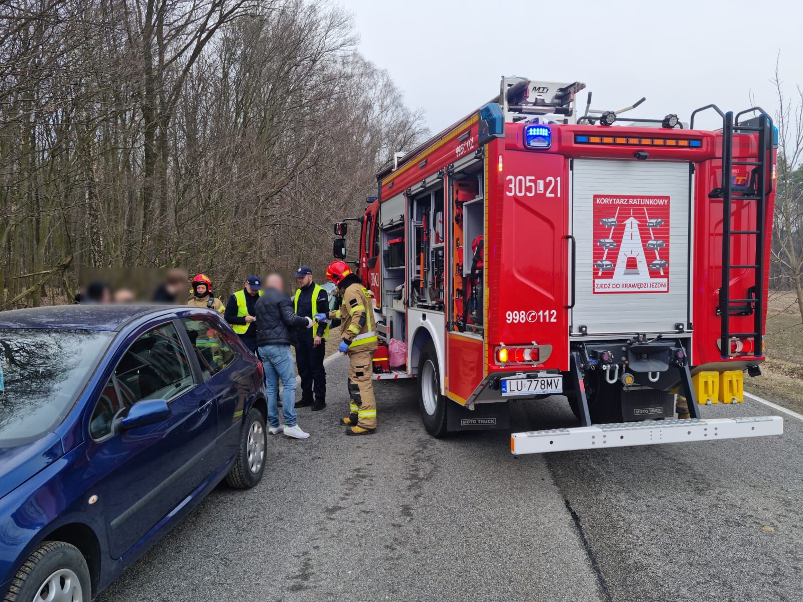 Lexus dachował w rowie. Wszystko przez kierowcę dostawczego auta (zdjęcia)