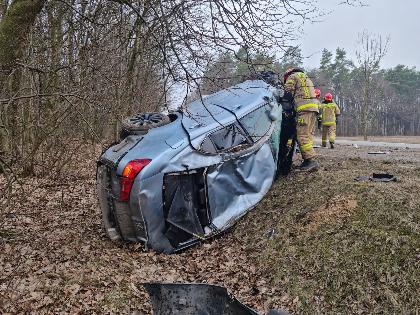 Lexus dachował w rowie. Wszystko przez kierowcę dostawczego auta (zdjęcia)